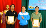 Trao huy hiệu Tuổi trẻ dũng cảm cho hai đoàn viên cứu hai em nhỏ đuối nước