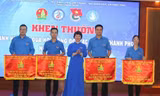 Các đơn vị Đoàn xuất sắc được nhận cờ thi đua. Ảnh: Duy Chiến 