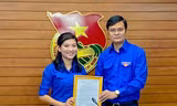Anh Bùi Quang Huy, Ủy viên dự khuyết T.Ư Đảng, Bí thư thường trực T.Ư Đoàn trao quyết định cho chị Hồ Hồng Nguyên.
