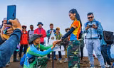 Chàng trai cầu hôn bạn gái trên 'nóc nhà Yên Bái', giữa mùa hoa chi pâu mộng mơ