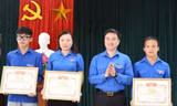 Tặng bằng khen cho nhóm đoàn viên cứu 3 em nhỏ đuối nước