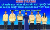 Tặng Bằng khen cho các cá nhân xuất sắc. Ảnh: Duy Chiến 