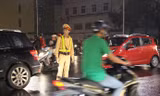 Dòng người đội mưa chờ xem pháo hoa đón năm mới. Ảnh: Giang Thanh