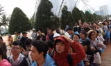 Hàng trăm người hâm mộ Đà thành "đội" mưa, đợi ca sĩ "họa mi tóc nâu" từ hơn 15g. Ảnh: Giang Thanh