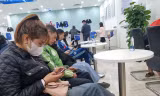 Nhiều người dân xác thực sinh trắc học tại phòng giao dịch trước 'giờ G'