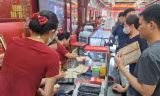 Giá vàng như ‘lên đồng’, có tiền cũng không mua được 