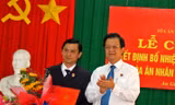 Phó Chánh án TAND tối cao Lê Hồng Quang trao quyết định và chúc mừng đồng chí Huỳnh Thanh Tâm.