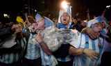 CĐV Argentina sướng tột độ sau chiến thắng