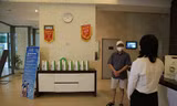 Nhiều toà chung cư được chủ đầu tư trang bị nước rửa tay, khẩu trang để phòng chống dịch COVID-19.