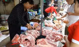 Giá lợn tại chợ truyền thống tại Hà Nội đi ngang dù lợn hơi đã giảm