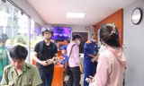 Người dân Hà Nội xếp hàng mua bảo hiểm xe máy