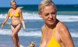 Em út phim ‘Phép thuật’ tự tin diện bikini dạo biển ở tuổi 47