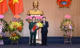 Viện trưởng Viện KSND tối cao Lê Minh Trí trao quyết định và tặng hoa chúc mừng Thiếu tướng Tạ Quang Khải. Ảnh: BVPL
