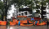 Dự án chung cư Athena Complex Pháp Vân 'vỡ' tiến độ, khách hàng đội mưa băng rôn đòi nhà