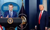 Tổng thống Donald Trump đứng cạnh khi Bộ trưởng Quốc phòng Pete Hegseth phát biểu ngày 30/1. (Ảnh: AP)