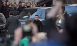 Tổng thống Ukraine Volodymir Zelensky đi giữa đông đảo các phóng viên khi ông đến Phố Downing để gặp Thủ tướng Anh Keir Starmer ngày 1/3. (Ảnh: AP)