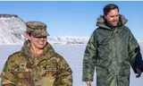 Đại tá Susan Myers và Phó Tổng thống Vance tại Greenland ngày 28/3. (Ảnh: Reuters)