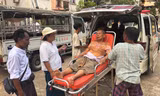 Nhân viên cứu hộ di chuyển một người bị thương mắc kẹt dưới toà nhà ở Naypyitaw, Myanmar ngày 28/3. (Ảnh: AP)