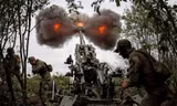 Lính Ukraine vận hành lựu pháo M777 ở chiến trường Kharkiv. (Ảnh: Reuters)