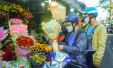 'Cánh mày râu' đổ xô mua hoa, đưa người yêu đi xem phim trong ngày Valentine