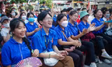 Bạn trẻ nô nức rủ nhau đi học kỹ năng xử lý cháy, giải đố ô chữ giao thông
