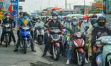 Mùng 5 Tết, người dân ùn ùn trở lại TPHCM, cửa ngõ phía Tây tăng nhiệt 