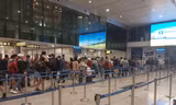 Hành khách tấp nập 'check - in' tại Sân bay Tân Sơn Nhất trước thềm năm mới