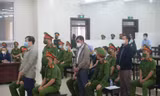 Bị cáo Phan Văn Anh Vũ và Nguyễn Duy Linh (áo ghi, đeo kính) tại toà. Ảnh: N.L