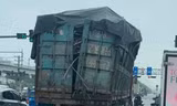 Xe chở hàng cồng kềnh hoành hành trên đường phố