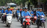 Thanh niên tình nguyện diễu hành tuyên truyền đội mũ bảo hiểm đạt chuẩn tại Hà Nội. Ảnh Linh Trân