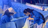 Bạn trẻ tình nguyện dọn rác tại SEA Games 31