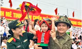 'Em bé tượng đài' nổi khắp mạng xã hội sau Lễ diễu binh, diễu hành kỷ niệm 70 năm chiến thắng Điện Biên Phủ 