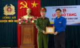 Trao Huy hiệu Tuổi trẻ dũng cảm cho thượng úy công an cứu người giữa dòng nước lũ