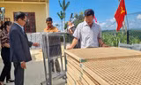 Trao hàng trăm phương tiện sinh kế cho hộ nghèo vùng đồng bào dân tộc thiểu số 