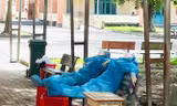 Hai tình nguyện viên Quỳnh Dung và Hoàng Văn tranh thủ nghỉ ngơi giữa trưa nóng ở Bình Dương