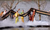 Thổ cẩm Tây Nguyên ‘bay’ trên mặt hồ, mở màn Festival hoa Đà Lạt 2022