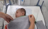 Bé gái sơ sinh bị ‘cha dượng’ bạo hành dã man được xuất viện 