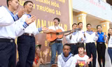 Các đại biểu giao lưu văn nghệ với cán bộ chiến sỹ đảo Phan Vinh B ngày 2/6. Ảnh: Xuân Tùng