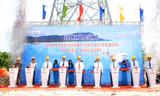 Bộ trưởng Công Thương Vũ Huy Hoàng (thứ 5 từ trái sang) bấm nút khởi công Dự án cáp ngầm 110kV xuyên biển Hà Tiên-Phú Quốc. Ảnh: đại dương