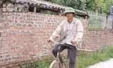 Lệ Rơi đạp xe thô sơ đi chăm vườn ổi