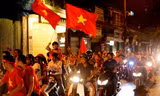 Tưng bừng xuống phố ăn mừng chiến thắng của U19 Việt Nam