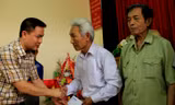  Ông Nguyễn Sỹ Tâm, Tổng giám đốc Cty diệt mối và khử trùng Hà Nội tặng quà cho các cựu TNXP tỉnh Hòa Bình