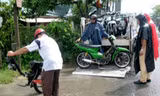 Cơ quan chức năng kiểm tra điểm độ xe trái phép.