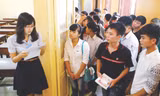 Giám thị coi thi đang đọc số báo danh kiểm tra trước ngày thi chính thức (ảnh chụp sáng 3/7 tại trường ĐH Thủy Lợi). Ảnh: như ý 