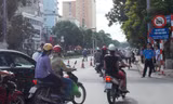 CSGT đề nghị bỏ biển cấm ô tô để tránh ùn tắc trên đường Cầu Giấy. Ảnh: T.Đảng 