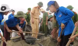 Thanh niên tình nguyện thi công đường giao thông tại xã Hòa Bình (huyện Vĩnh Bảo, Hải Phòng) ngay sau lễ phát động. Ảnh: Phạm Duẩn