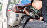 Cán bộ trạm đăng kiểm Giải Phóng kiểm tra trên thiết bị máy tính về các dữ liệu hộp đen.	Ảnh: Minh Đức 