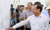Bí thư Thành ủy Hà Nội Phạm Quang Nghị kiểm tra tiến độ cầu Nhật Tân. Ảnh: Dân Trí
