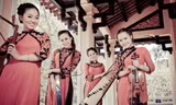 Mặt Trời Đỏ - từ trái qua: Thanh Lan (hát), Hồ Nga (hát, t’rưng, tam thập lục, trống, bầu), Kim Long (tranh, t’rưng, tỳ bà), Thùy Linh (violon, trống). Ảnh: Minh Huy
