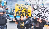 Người dân phản đối trước trung tâm huấn luyện của đội tuyển Brazil. Ảnh: AP